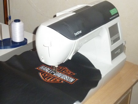 Logo brodé dans la masse du cuir